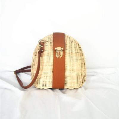 China Fashion clearance sale 2020 spot sale fasion shell shape straw handbag and shoulder bag hot rattan woven for sale