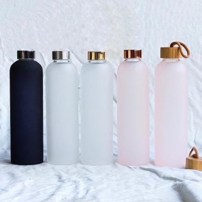 China Large 32oz Sustainable Borosilicate Glass Custom Reusable Water Bottle Frosted Water Bottle With Time Marker for sale