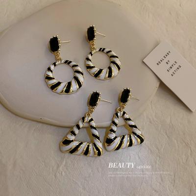 China Office/Career Triangle Drop Earrings Korean White And Black Trendy Geometric Unique Dangle Earrings For Women Fashion Jewelry Gift for sale