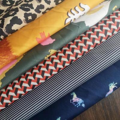 China Factory wholesale raincoat customized cheap polyester printed lining pongee fabric for down coat lining for sale