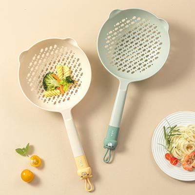 China New Design Kitchen Viable High Temperature Durable Dumpling Long Drain Scoop Noodle Sieve Strainer for sale