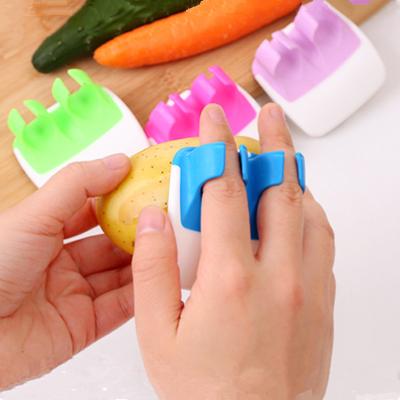 China Home Palm Stocked Kitchen Accessory Stainless Steel Double Finger Apple Fruit Peeler for sale