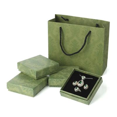 China Jewelry Packaging Customized Green Color Jewelry Gift Luxury Paper Bag for sale