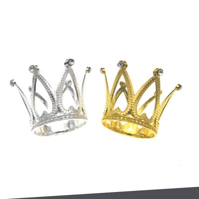 China Alloy manufacturers directly supply Mini Valentine birthday cake decoration crown baking zinc alloy ornaments in stock for sale