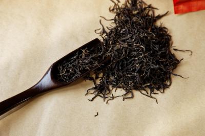 Cina Tè nero organico naturale di forma tenera senza brandello con una o due foglie in vendita