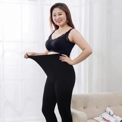 China Anti-Wrinkle High Rebound Women Lift Up Gaiters Seamless Hip Pleat Yoga Sports Fitness Tight Lifting Pants for sale