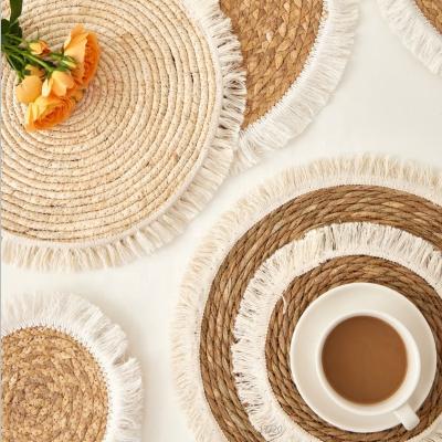 China Heat Insulation Natural Tis Round Acorn Corn Husk Insulated Place Mat Water Hyacinth Straw Woven Home High Temperature Place Mat for sale