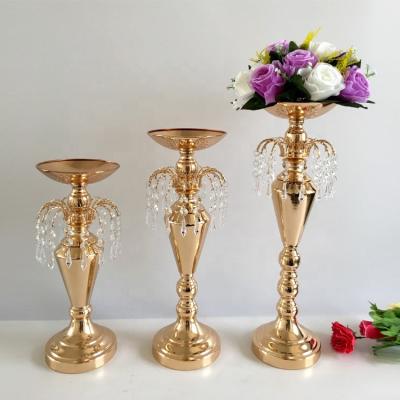 China 2023 New Vintage Gold Metal French Crystal Table Centerpiece Candelabra Wedding Flower Stand Decoration Elegant Home Ornament for sale