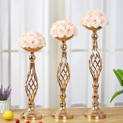 China New Vintage Wedding Anniversary Wedding Wire Rod Gold Metal Candle Holders Geometric Shaped Italian Dining Centerpieces for sale