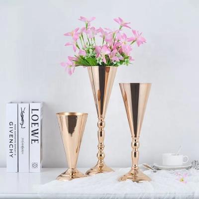 China New Vintage Gold Metal Wedding Banquet Candelabra Vase Centerpiece Decorative Flower Stand Home Decorative Desk for sale