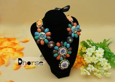 China Collar hecho a mano del cuello del estilo de la piedra colorida nacional de la resina con la tela tejida no- en venta