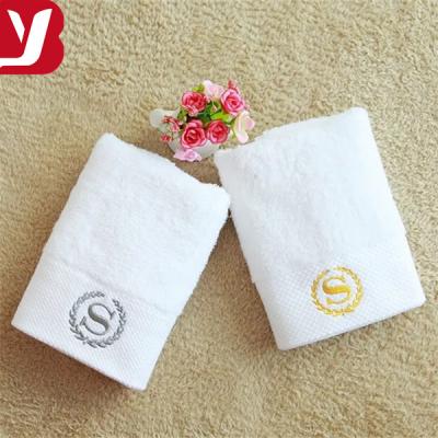 China Compressed Pure White Towel Plain Dyed Stylish 100% Cotton Beach Spa Hotel Bath Towel With Logo Designed for sale