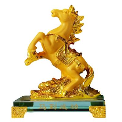 China 2023 European Traditional Chinese Resin Crafts Art Decor Statue Feng Shui Gold Horse Home Decor Horse Sculpture for sale