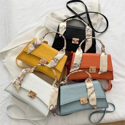 China Purses of new fashion design handbags and high quality handbags 2023 small shoulder bag women with chains for sale