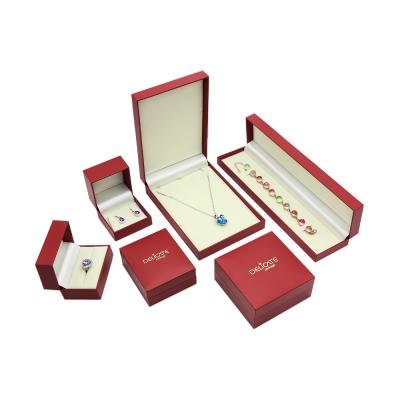 China Recyclable valentines plastic bracelet jewelry box customized leatherette custom logo and set accessories luxury wholesale packaging for sale