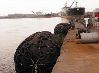 China Ship Floating Pneumatic Rubber Fenders ISO 17357 Black Yokohama Chain Tyre Net for sale