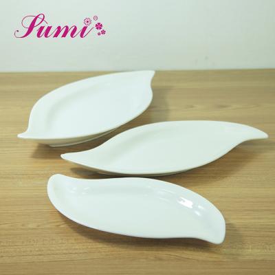 China Sustainable Factory Customized White Ceramic Restaurant Leaf Shape Dishes Dinner Set Tableware for sale