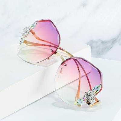 China Fashion Lbashades Sunglasses 2022 Big Trending Sunglasses Newest 2021 Fashion Diamond Gradient Lens Women Polygon Rimless for sale