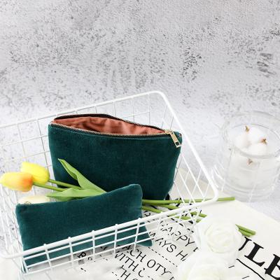 China Fashion luxury velvet packaging cosmetic bags make up bags with low MOQ personal logo large capacity makeup bag for sale