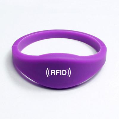 China Customized Waterproof / Waterproof Design Proximity 13.56mhz Silicone RFID Waterproof Smart Wristband for sale