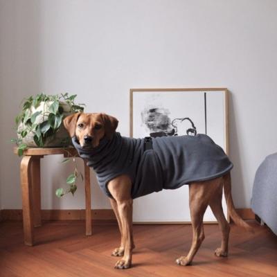 China Traje impermeable a prueba de viento de la capa del perro del paño grueso y suave del OEM lavable a máquina en venta