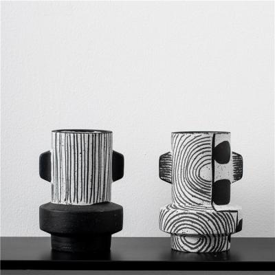 Chine Vases à fleur en céramique les épousant à la maison modernes de décoration de décor d'accessoires de mini petit vase en céramique noir nordique à la maison à ornement à vendre