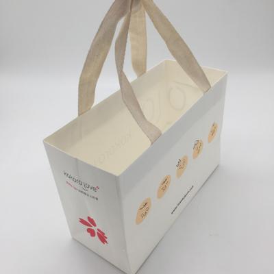 China Laminated Recyclable Custom Hot Stamping With Handle For Tissue Packaging for sale