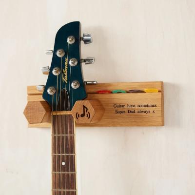 China Montado en la pared de madera con soporte de guitarra, personalizado para su espacio de actuación. en venta