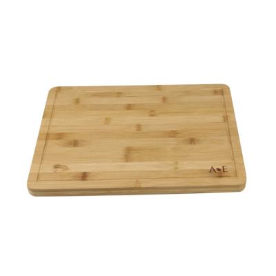 China Stocked Eco-Friendly Kitchenware Multi-Purpose Solid Wood Cutting Board with Handle for sale