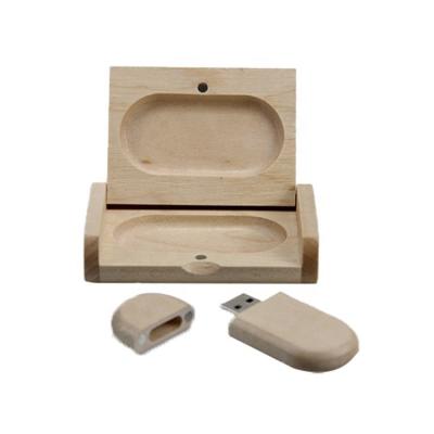 China Caja de embalaje de USB de madera de 32 GB para USB Madera de arce Color 8.2 * 5.3 * 2 cm Diseño simple en venta