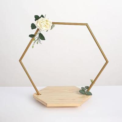 China Stand de pastel hexagonal de madera personalizado con marco de metal Bambú y nuez con descuento en venta