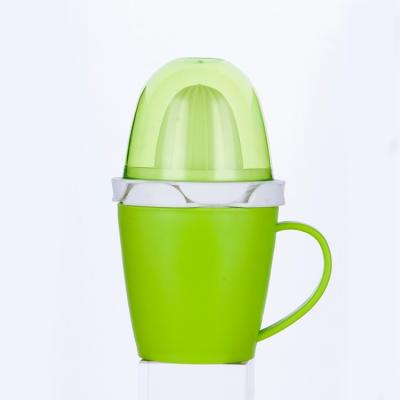 China Good Quality Viable Hot Selling Portable Hand Juicer Machine Lemon Squeezer Plastic for sale