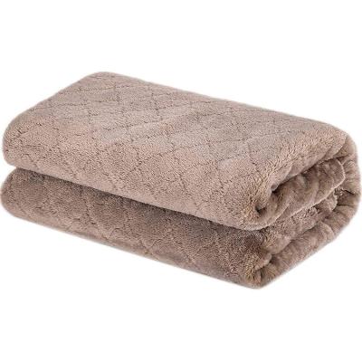 China Geometric Design Fashion Solid Color Flannel Coral Fleece Portable Anti-pilling Blanket for sale