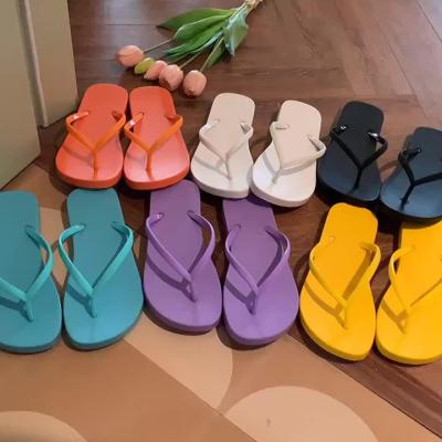 China Fashion New Arrival Summer Flat Bottom Flip Flops Simple Solid Color Anti-skid Clip Feet Beach Slippers for sale