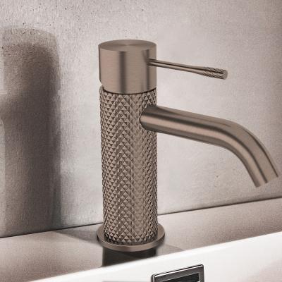 China Metered Faucets 2022 1 Hole Brass Faucets Single Handle Faucet Wash Basin Brushed Bronze Sink Faucet Deck Mounted Modern Knurled Bathroom Basin Faucet for sale