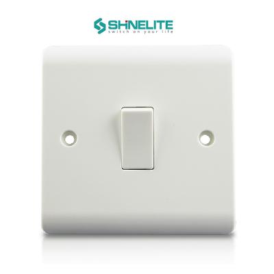 China Durable Safety Bakelite BS Standard 1 Gang 2 Way Wall Switch 10A Small Light Switch for sale