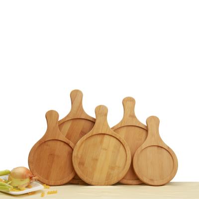 Chine Natural Pine Cheese Pizza Serving Board Handle Log Pizza Bamboo Wooden Skin Serving Cutting Cutter Pizza Board à vendre