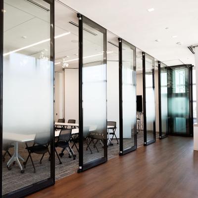 China Modern Aluminum Frame Office Customization Movable Glass Partition Wall Acoustic Glass Partition With Shades for sale