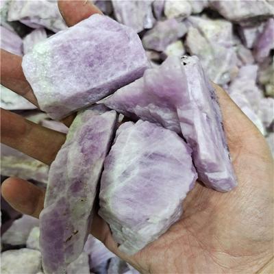 China High Quality Natural Kunzite Quartz Crystal Spodumene Tumble Eaw Rough Stones Mineral Specimens From Europe for sale