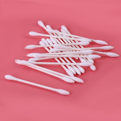 Chine Ethical Pure Tiny Cotton Swabs Plastic Sticks Long Handled For Cleaning Ears à vendre