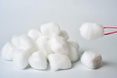 China Medical Cotton Balls Biodegradable High Absorbent Cosmetic Emergency Applied for sale