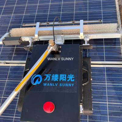 Chine Nettoyage de panneaux solaires électriques par robot pour propriétaires de fermes solaires commerciales Nettoyage à l'eau froide à vendre