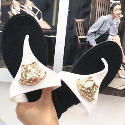 China New Anti-slippery Jieyang Style Fashion Jelly Ladies PVC Lady VE Head Women Flip Flop Beach Slippers The Latest To Freeze Summer Shoes For Women for sale