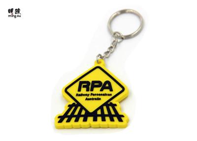 중국 3D 디자인 노란 몸을 가진 연약한 PVC Keychain 주문 검정 RPA 로고 판매용