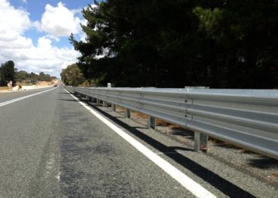 China Barandilla de acero de la carretera ancha del uso, carril de guardia del vehículo antienvejecedor en venta