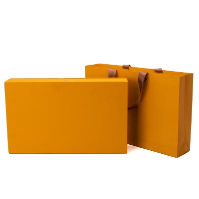 China Recyclable Luxury Custom White Gift Packaging Folding Lid Magnetic Foam Boxes for sale