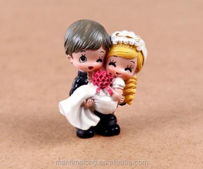 China Unique Resin Craft Couple Doll Wedding Ornament Cake China Cartoon Bride and Groom Decoration for sale