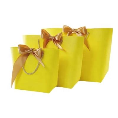 China Recyclable Hot Selling Shopping Clothes And Gift Bags With Ribbons Sacola Giftbag for sale