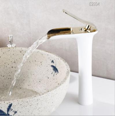 China Large Metered Faucets Bathroom Copper Faucet Single Handle Hot&cold Basin Faucet / Faucet for sale