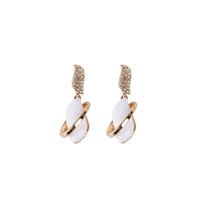 China FASHIONABLE luxurious resin manual silver S925 needle and bright gold alloy pearl cultured earrings for sale